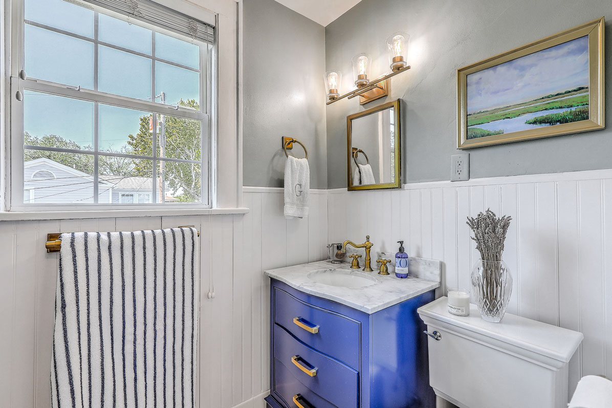 17 8th Avenue A bath