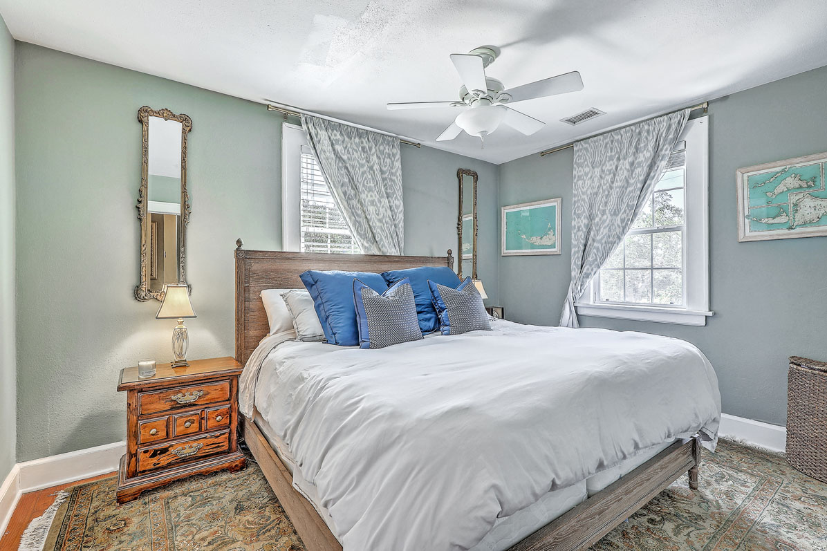 17 8th Avenue A bedroom