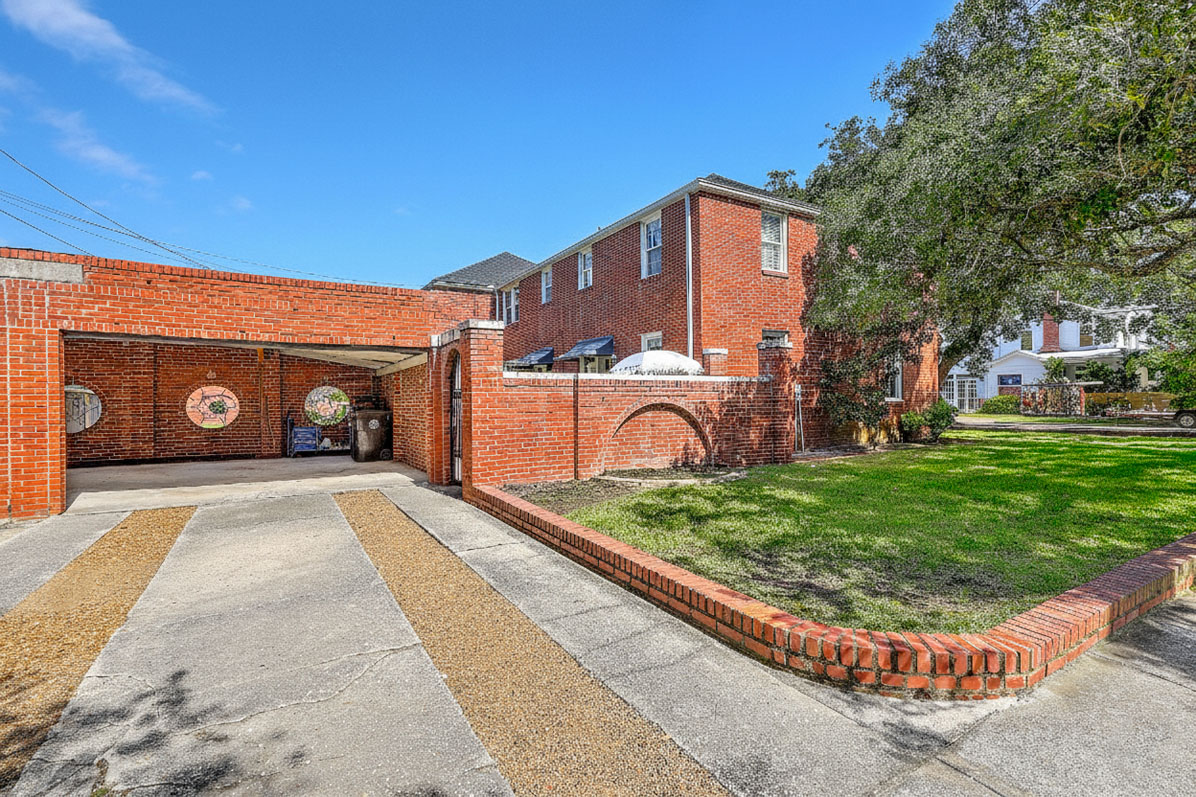17 8th Avenue A carport