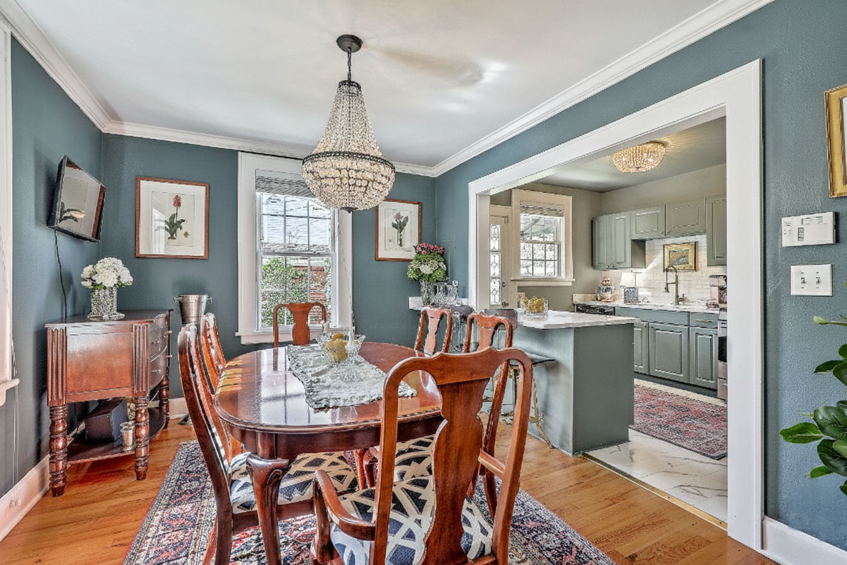 17 8th Avenue A dining room