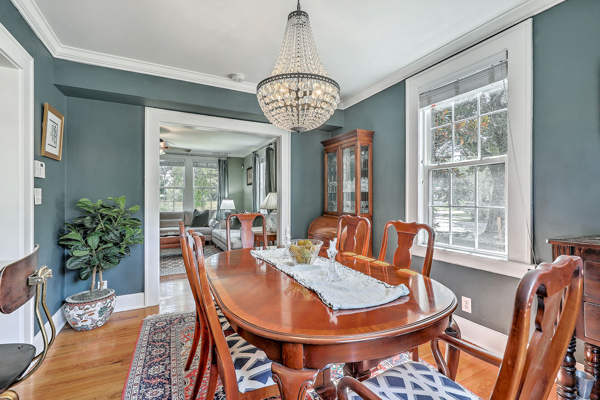 17 8th Avenue A dining room