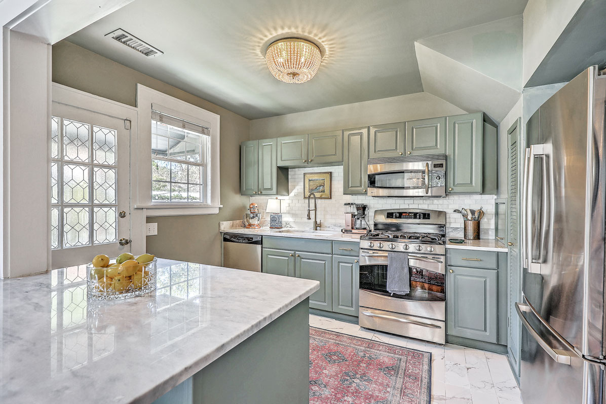17 8th Avenue A kitchen