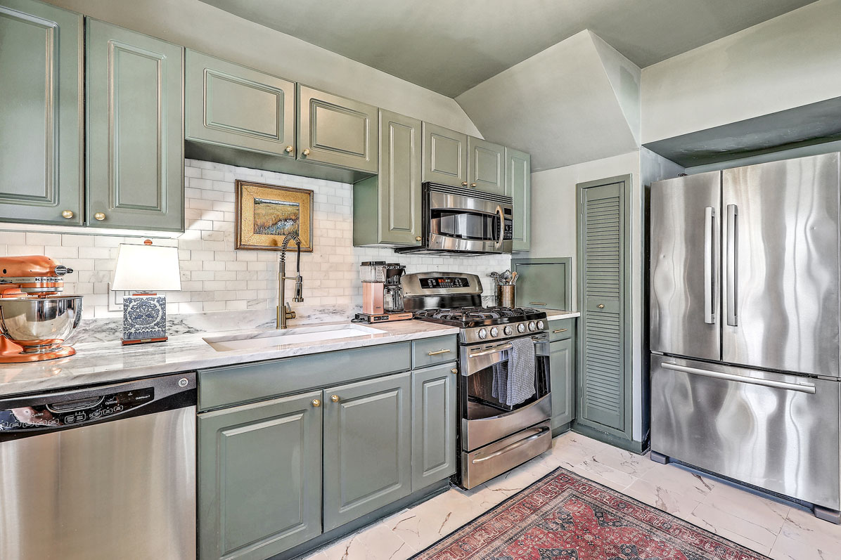 17 8th Avenue A kitchen