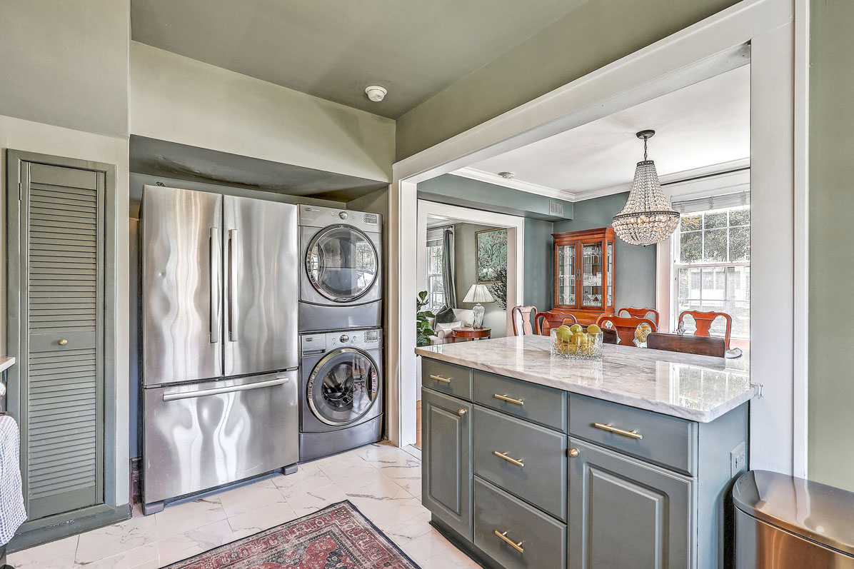 17 8th Avenue A kitchen