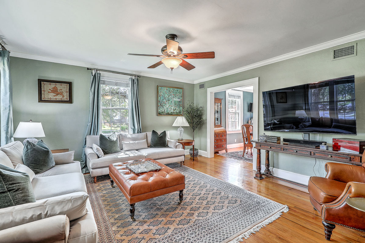 17 8th Avenue A living room