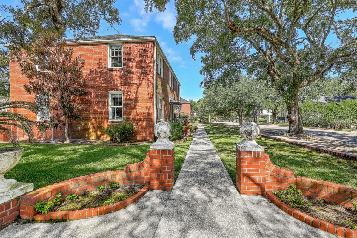 17 8th Avenue A side yard