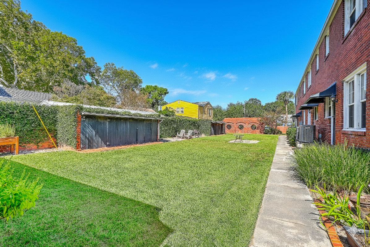 17 8th Avenue courtyard